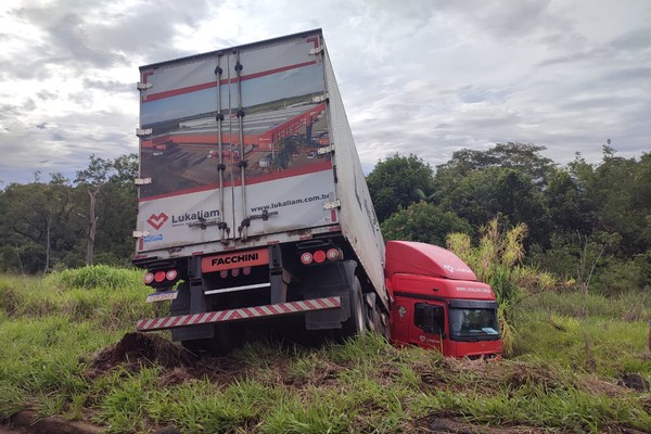 Carreta derrapa e faz um L fora da pista em mais um acidente na BR-365