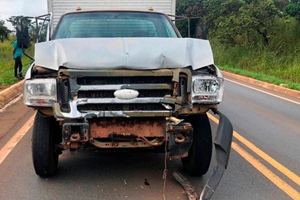 Motorista de caminhão reduz para não bater em trator e é atingido por outro caminhão na MGC 354