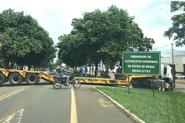 Carreta fica presa em desnível na pista Central da JK e bloqueia trânsito em Patos de Minas