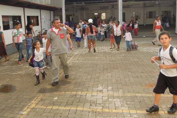 Em espaço improvisado, estudantes do Frei Leopoldo enfrentam calor e escorpiões