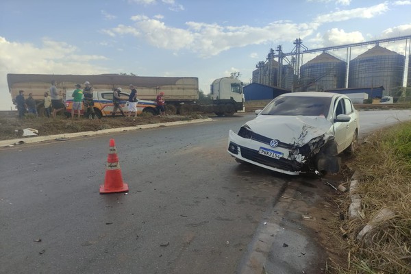 Motorista de bitrem entra na contramão no Trevão Leilões, acerta carro e marido e esposa grávida ficam feridos