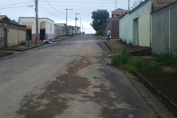 Mulher reage a assalto e arrasta bandido pelo cano do revólver