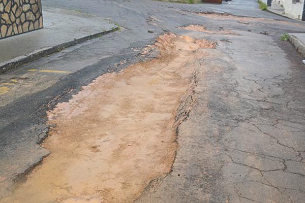 Obras da Copasa abrem o asfalto e causam transtornos a moradores e motoristas em Patos de Minas