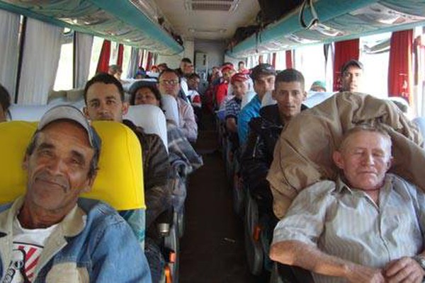 Assaltantes invadem ônibus na BR 365 e levam dinheiro e pertences dos passageiros