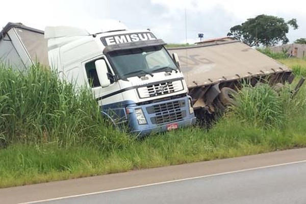 Carreta carregada com sabão em pó derrapa na pista e acaba tombando na BR365