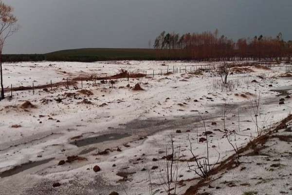 Forte chuva de granizo colore a paisagem e assusta moradores entre Campos Altos e São Gotardo