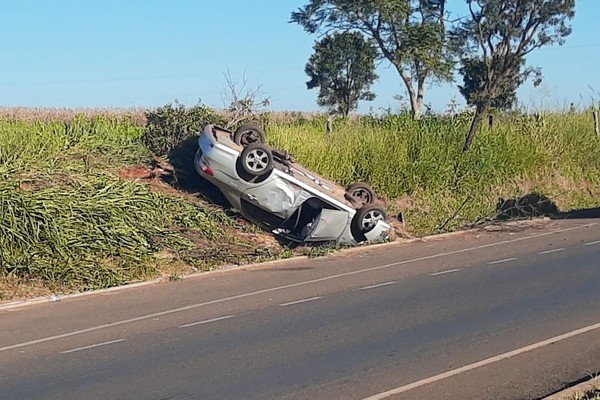 Motorista cochila, perde controle direcional e acaba capotando na BR-352 em Patos de Minas