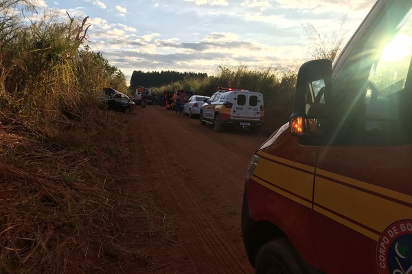 Cavaleiros são atropelados em estrada, 3 pessoas ficam feridas e dois cavalos morrem