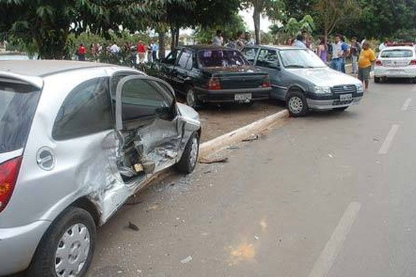 Motorista bate e arremessa carros de irmãs em passeio ao lado da Lagoa Grande