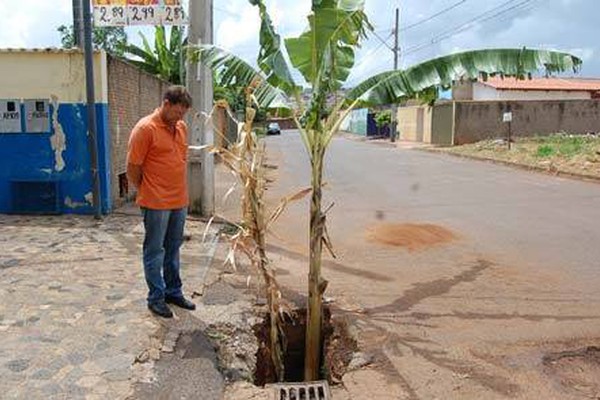 Moradores protestam contra buracos nas ruas de Patos e pedem providências