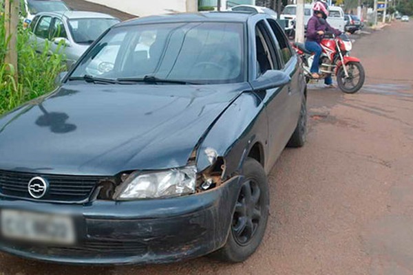 Motociclista de 19 anos sofre grave ferimento na perna ao ser atingido por carro em Patos de Minas