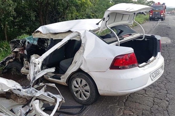 Homem de 33 anos morre após grave acidente entre carro e caminhão na BR-365