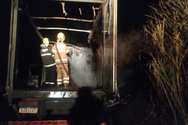 Caminhão que transportava mesas de sinuca e de tênis de mesa pega fogo ao passar por buraco na BR 365