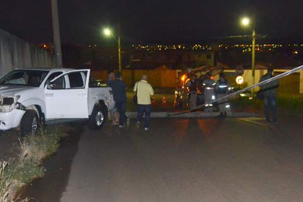 Motorista perde o controle da direção no Bairro Caiçaras e derruba poste no meio da rua