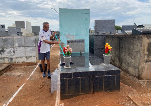 Famílias se mobilizam para deixar túmulos limpos e floridos para o Dia de Finados, em Patos de Minas