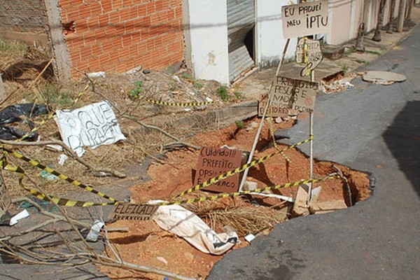 Buraco toma conta de quase metade da rua e moradores do Santa Terezinha cobram providências