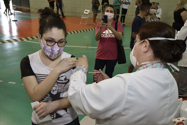 Brasil supera marca de 90% da população-alvo vacinada com a 1ª dose