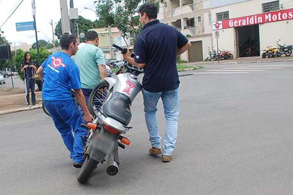 Moto bate em caminhão e carro estacionado e duas jovens ficam feridas na Doutor Marcolino