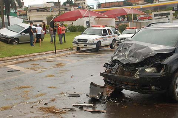 Carro com motorista inabilitado atravessa canteiro, bate em outro carro e só para em barranco