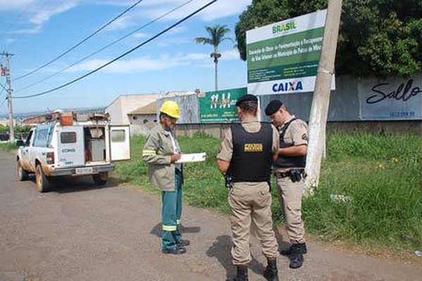 Motorista foge após quebrar poste de energia em frente ao Parque de Exposições