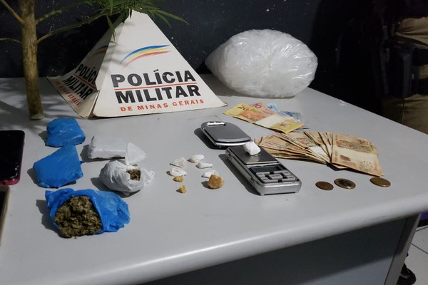 Homem foge e mulher é presa com drogas, pé de maconha e pinos para embalar cocaína