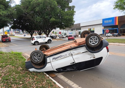 Carro vai parar com as rodas para o alto após ser atingido por caminhão na Av. JK
