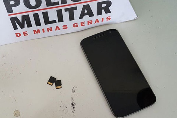 Jovem em prisão domiciliar é preso debaixo de mesa e enrolado em cobertor após roubar celular