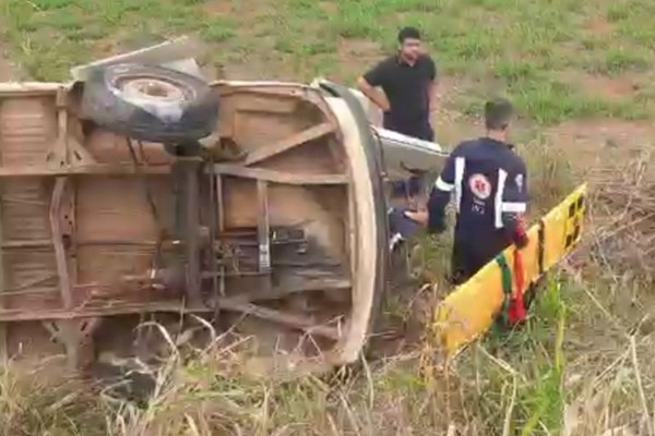 Motorista perde o controle da direção e capota kombi na Estrada de Pindaíbas; ele foi socorrido pelo Samu