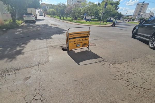 Buraco se abre em movimentado cruzamento de Patos de Minas e exige atenção dos motoristas