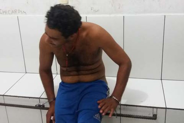 Homem comete dois roubos seguidos, publica vulgaridades do celular da vítima e acaba preso