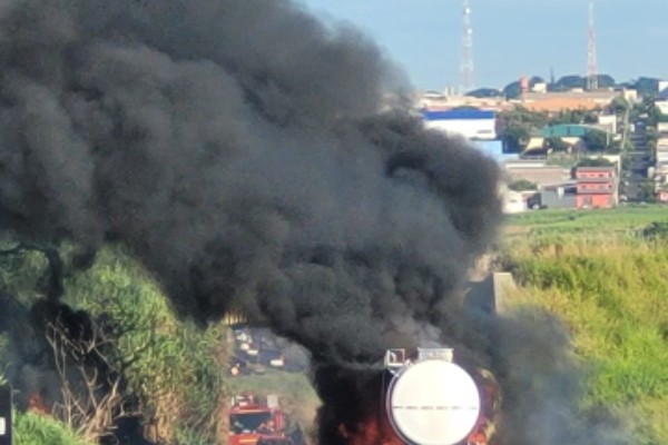 Incêndio em carreta carregada com leite assusta moradores e mobiliza Bombeiros em Uberlândia