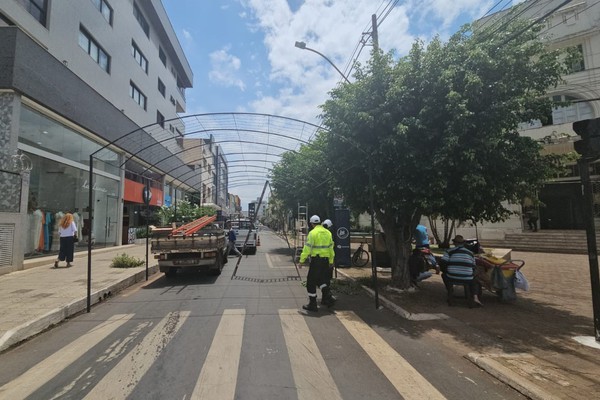 Instalação de decoração natalina interdita a rua José de Santana até o próximo sábado