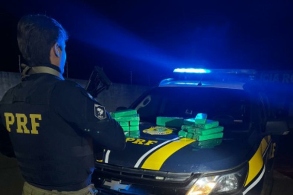 PRF para ônibus e prende mulher transportando 19 barras de maconha para ganhar R$1 mil