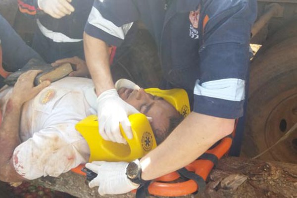 Carreteiro resgatado após derrubar árvore e parede de motel diz que foi salvo por milagre
