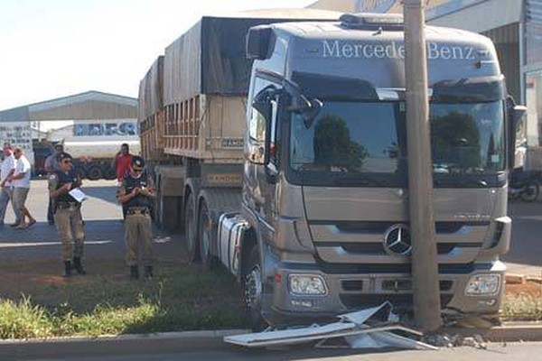 Bitren desgovernado arrasta poste após andar sozinho por vários metros em posto na JK