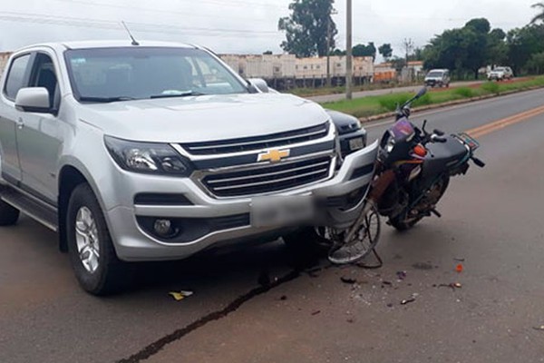 Motociclista de 44 anos morre ao bater violentamente contra caminhonete na avenida J.K