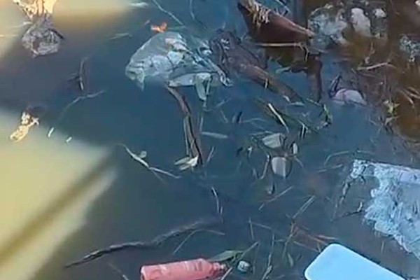 Vídeo mostra poluição em represa de Varjão de Minas; Prefeitura se posiciona