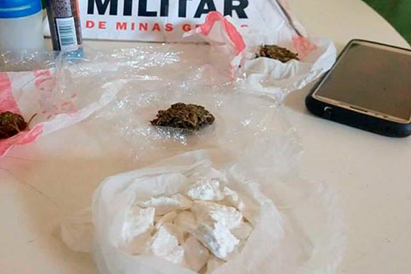 Denúncia através do 181 leva PM a prender jovem com maconha e cocaína em Patos de Minas