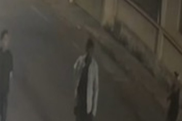 Imagens mostram Cacau andando ao lado de dois homens instantes antes de ser assassinada