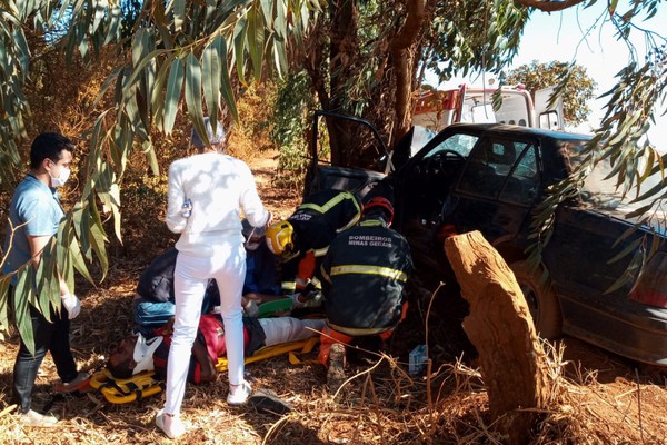 Motorista perde o controle na estrada de Vargem Grande, bate em árvore e duas pessoas ficam feridas