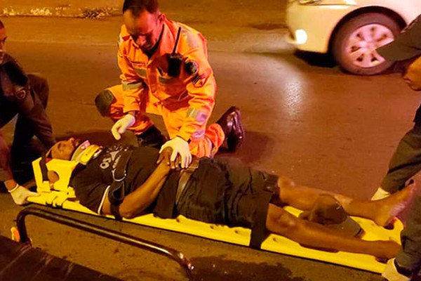 Pedestre é atropelado por motociclista ao tentar atravessar avenida JK em Patos de Minas