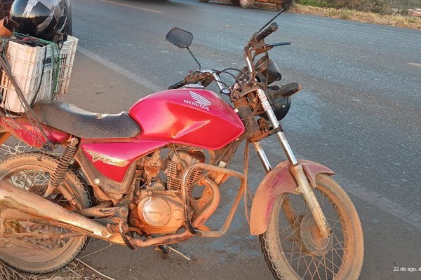 Motociclista de 64 anos tem que ser socorrido após bater em carro que reduziu a velocidade na MG 235