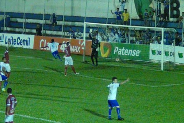 Jogando em casa, URT passa fácil pelo Guarani e respira no Campeonato Mineiro