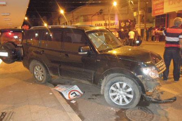 Acidente entre Pajero e Golf no principal cruzamento da cidade causa estragos