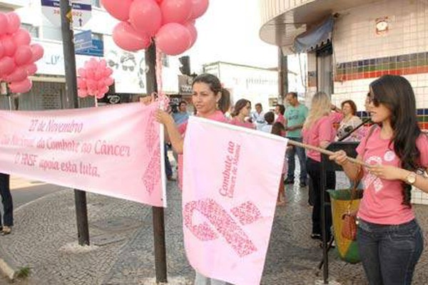 HNSF realiza ação de prevenção do câncer de mama em homens e mulheres