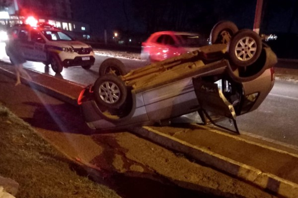 Motorista perde controle e capota carro depois de ser fechado na Avenida JK