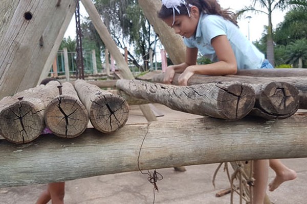 Mesmo danificado e com pregos à mostra, Parquinho da Lagoa Grande continua aberto