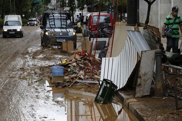 Número de mortos na tragédia em Petrópolis sobe para 217 vítimas