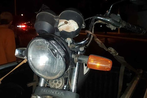 Motociclista e passageiro ficam feridos ao serem surpreendidos por boiada que atravessava a Marabá