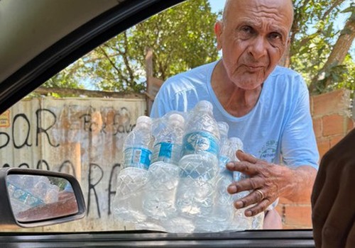 Há dias sem água, moradores de Beira Rio dependem de doações e cobram providências da Copasa